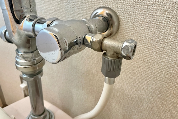 トイレの止水栓はどう閉める？その役割や作業のポイントもおさえておこう！｜イースマイル