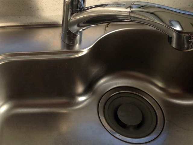 キッチンの排水口の油はどうやって溶かす？効果的な掃除方法とは:イメージ