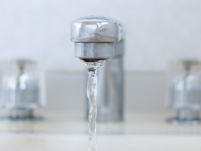 水道の蛇口を閉めても水が止まらないとき何をすべき？原因やできる対処法も詳しく確認:イメージ