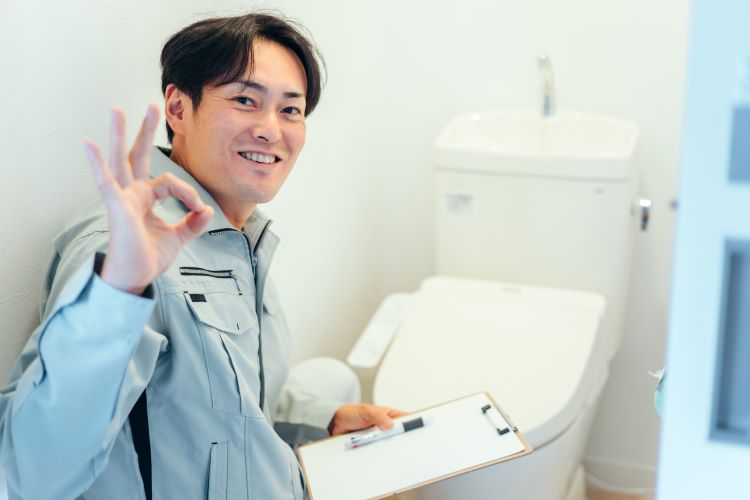 トイレのチェックをする男性の写真