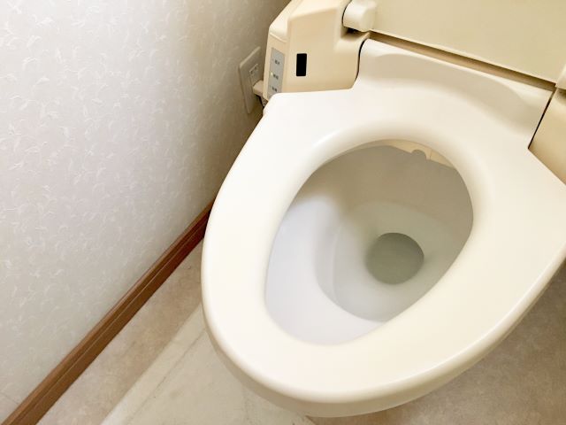こびりついたトイレの黄ばみは尿石？掃除方法や予防策をご紹介！:イメージ