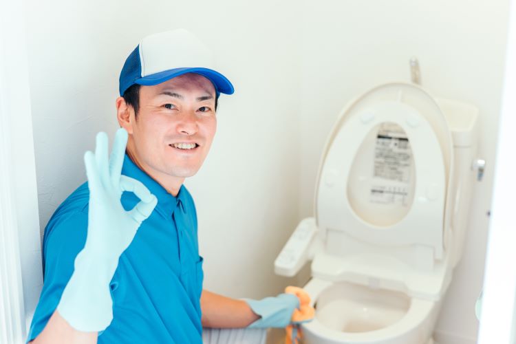 トイレを清掃する水道業者の写真
