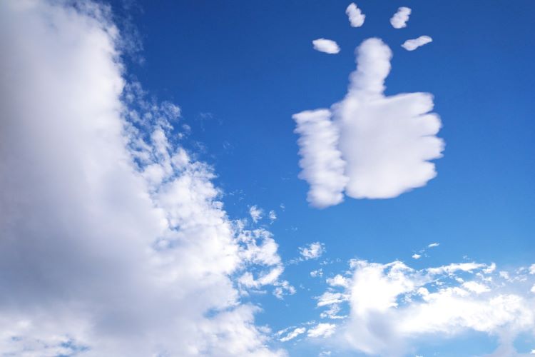 青空とグッドマークの雲の写真