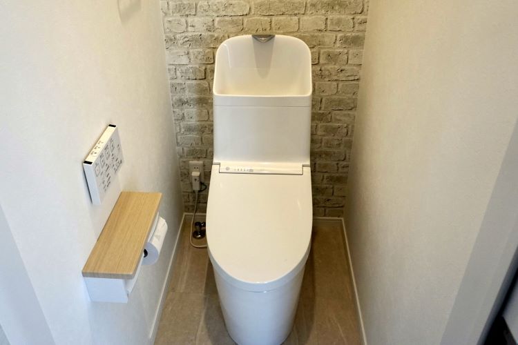 トイレの黄ばみの落とし方は 気になる便器の汚れの原因と掃除方法を紹介 イースマイル