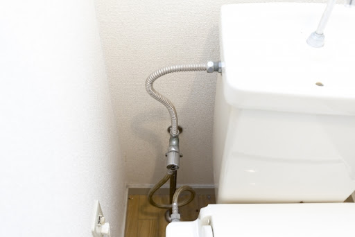 トイレの配管から水漏れが！自分で修理する方法を水漏れ箇所ごとに紹介:イメージ