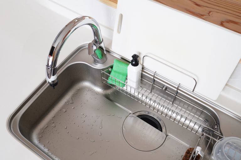 キッチンシンクが汚れる原因と効果的な掃除方法｜きれいを保つお手入れ:イメージ