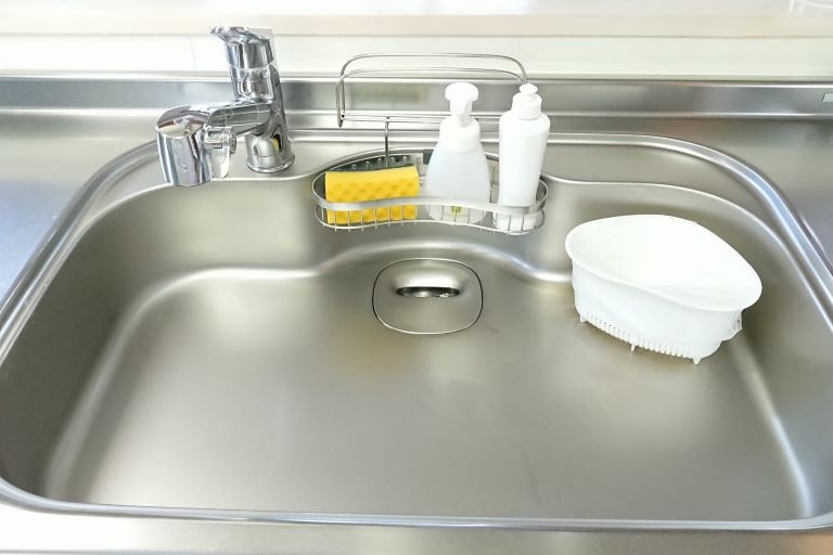 キッチンシンクが臭い！排水口の臭いの原因と対策、掃除方法を解説:イメージ