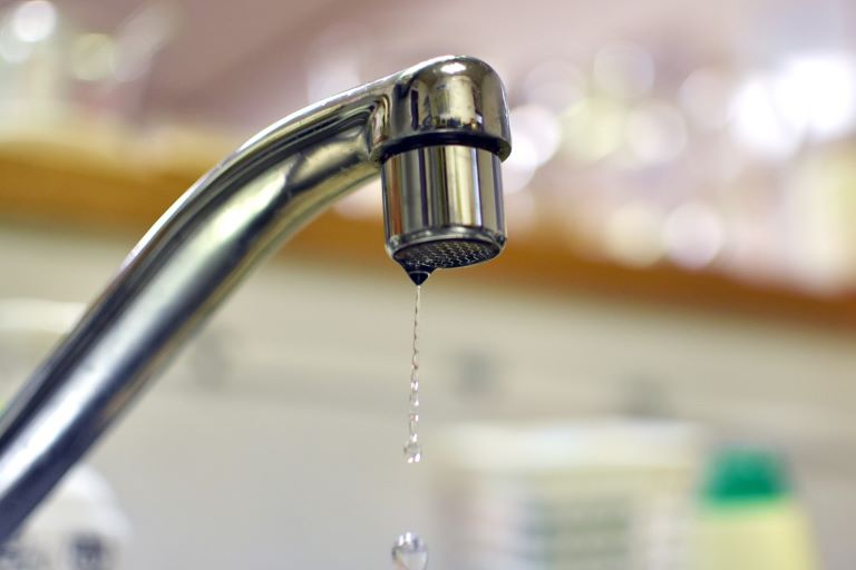 蛇口から水がポタポタと水漏れしているときの直し方｜修理・交換費用相場:イメージ