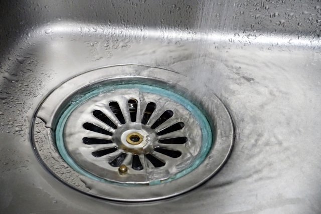 キッチンの水が流れないときにまずやることは？原因と安全な直し方:イメージ
